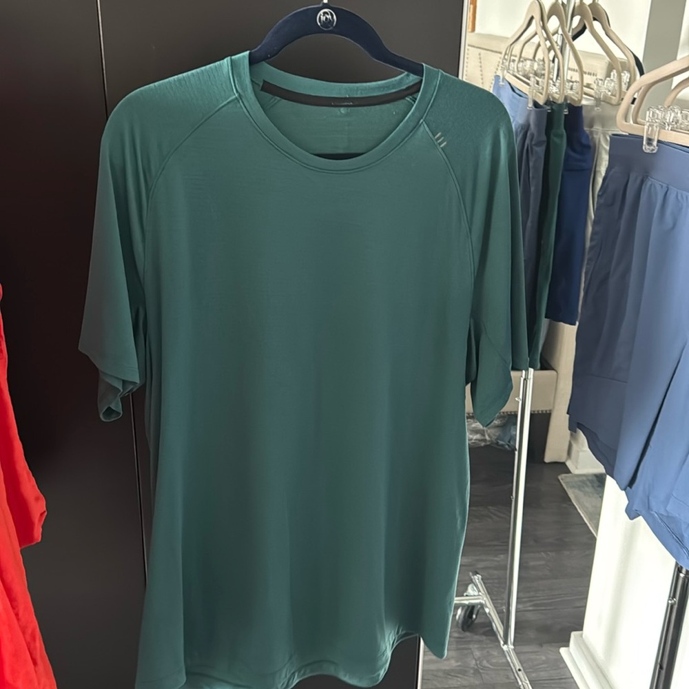 Team / storm Green Lululemon License to Train Short Sleeve